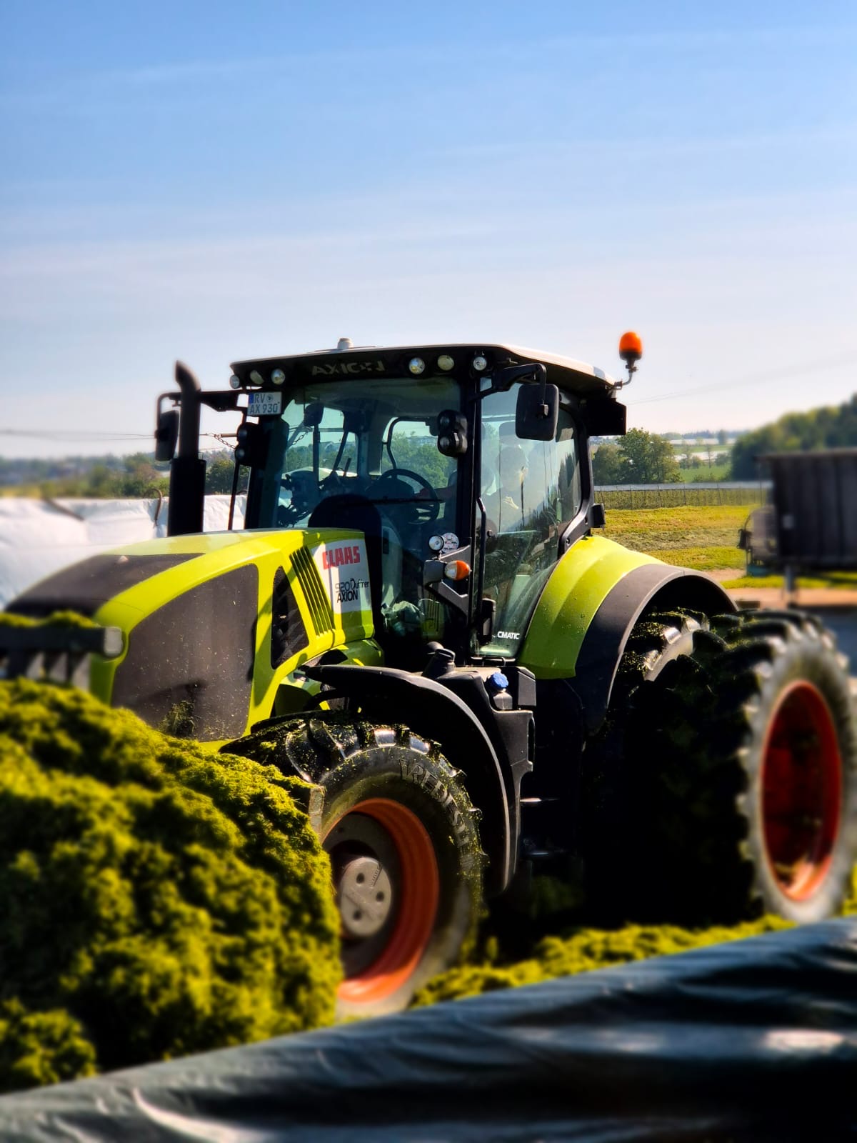 Claas Axion 920 vor dem Fahrsilo