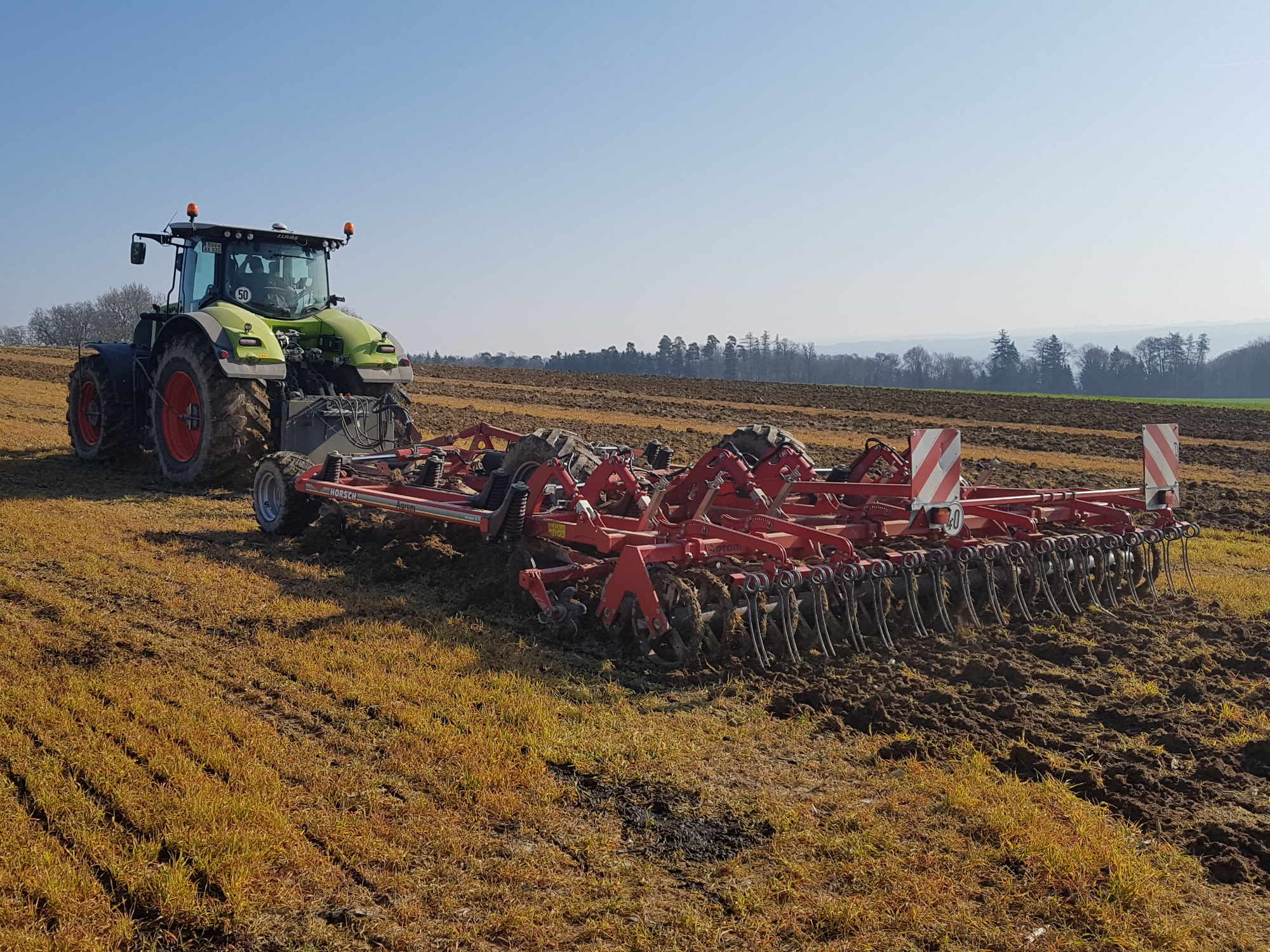 Grubber Horsch Terrano bei der Bodenbearbeitung