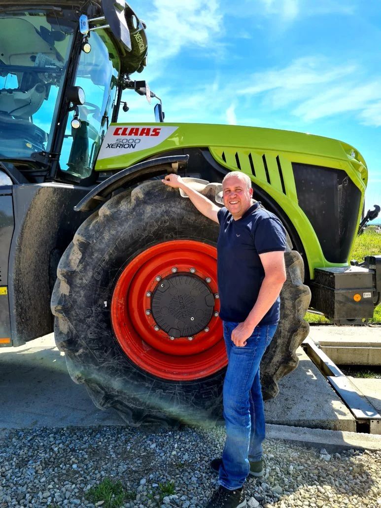 Markus Jehle neben einem Traktor